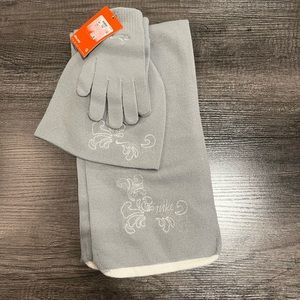 Woman’s Nike scarf set